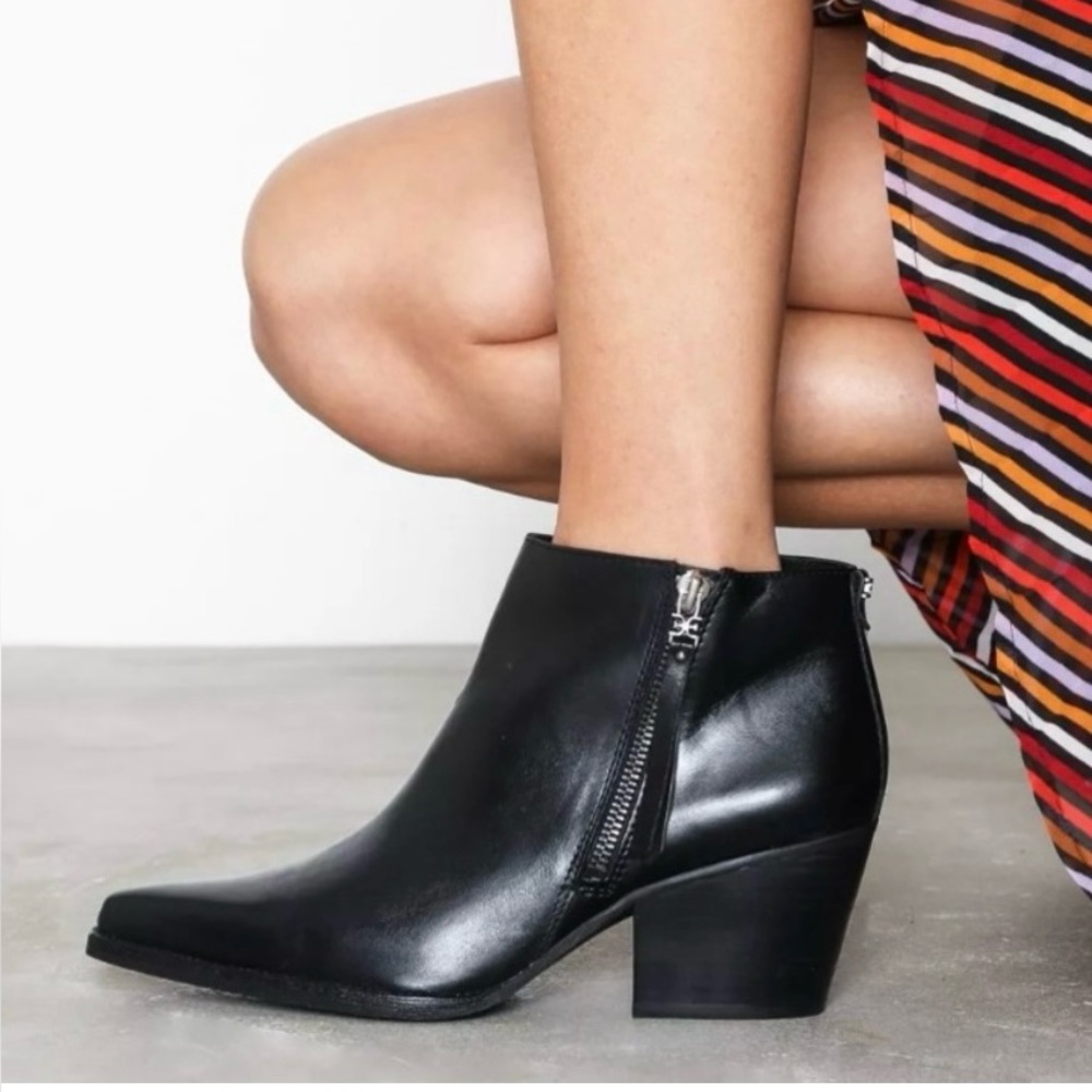 Sam Edelman Walden Black Leather Bootie Two Side Zippers with tassel size 11